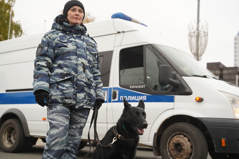    Здание обследуют кинологи. Светлана МАКОВЕЕВА
