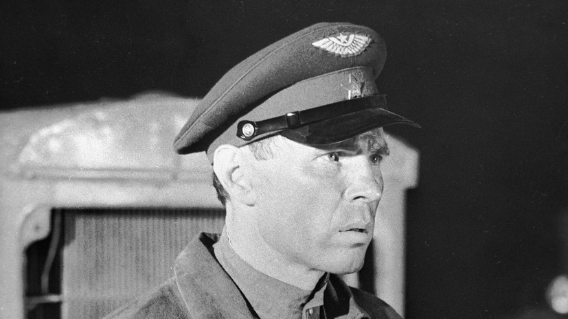     Владимир Гостюхин родился 10 марта 1946 года в Свердловске (ныне Екатеринбург). Его отец руководил Домом культуры, а мать была актрисой самодеятельного театра. В детстве будущий актёр увлекался боксом РИА Новости