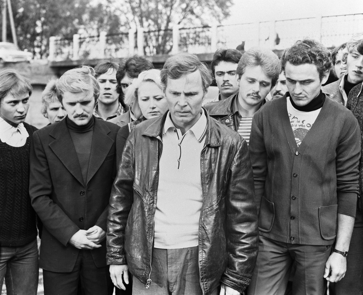    После школы Гостюхин поступил в свердловский радиотехникум, где впервые выступил на сцене в постановке студенческого драмкружка. Тогда он и решил связать свою жизнь с театром. Однако после окончания техникума он работал на Центральном стадионе Свердловска электриком, затем главным энергетиком / РИА Новости