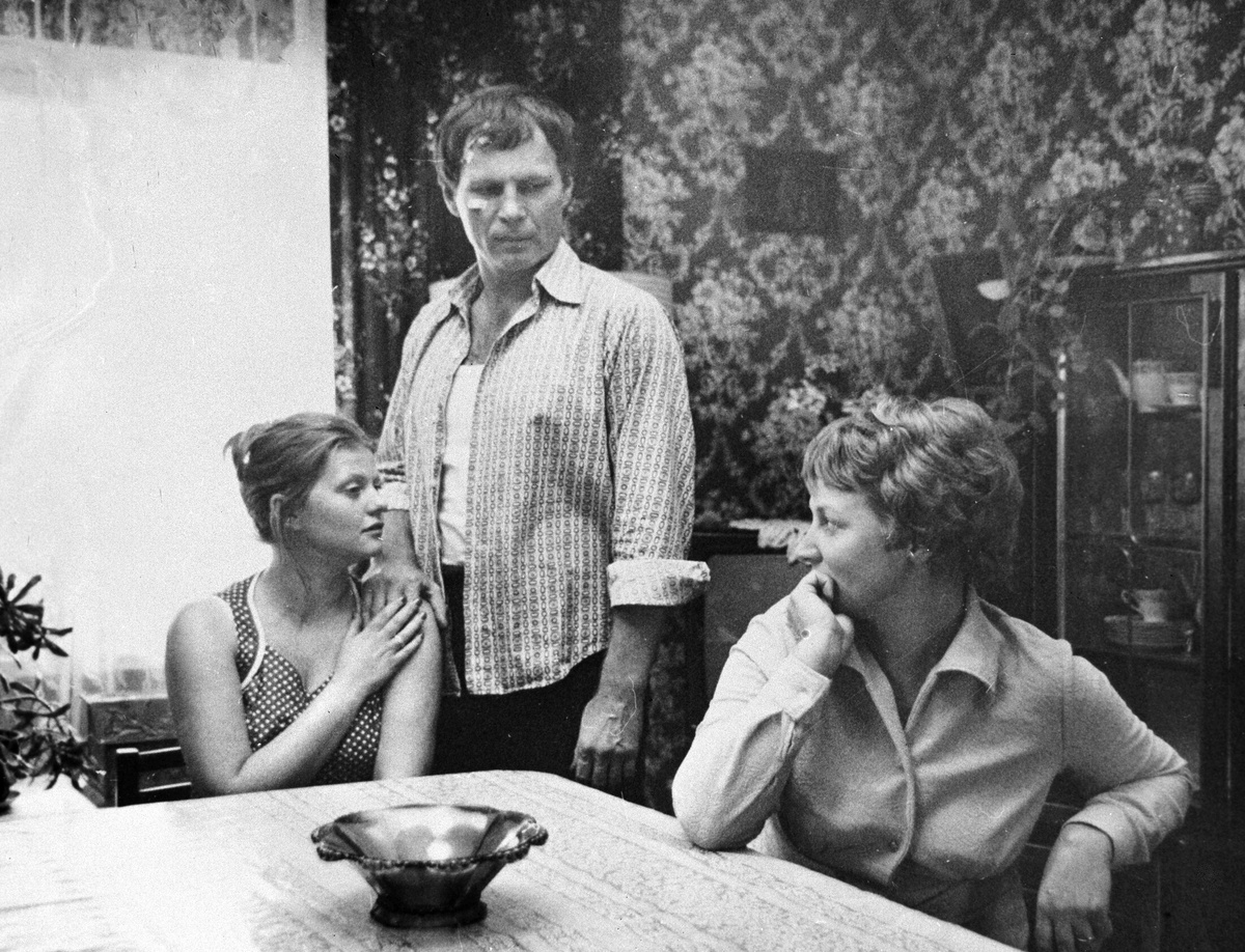    В начале 1970-х Гостюхин проходил срочную службу. После армии ему долгое время не удавалось устроиться актёром. На протяжении шести лет он работал мебельщиком-реквизитором в Центральном академическом театре Советской (ныне Российской) армии / РИА Новости