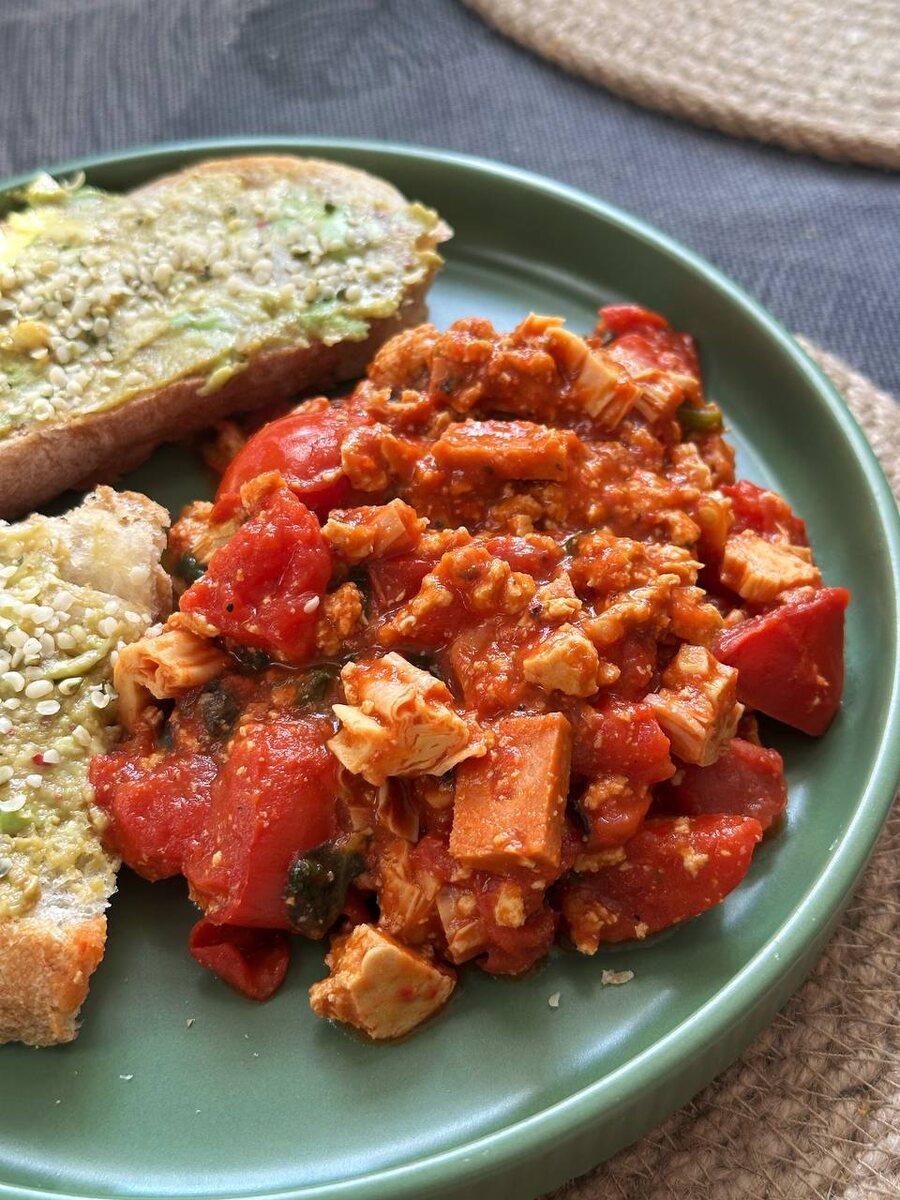 Тофушница с томатами, соевой спаржей и веган сосисками