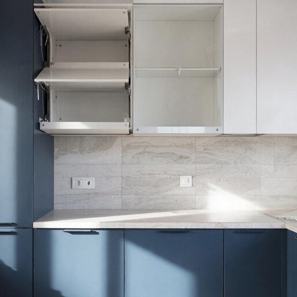 Контрастная кухня с тёмным низом и светлым верхом.