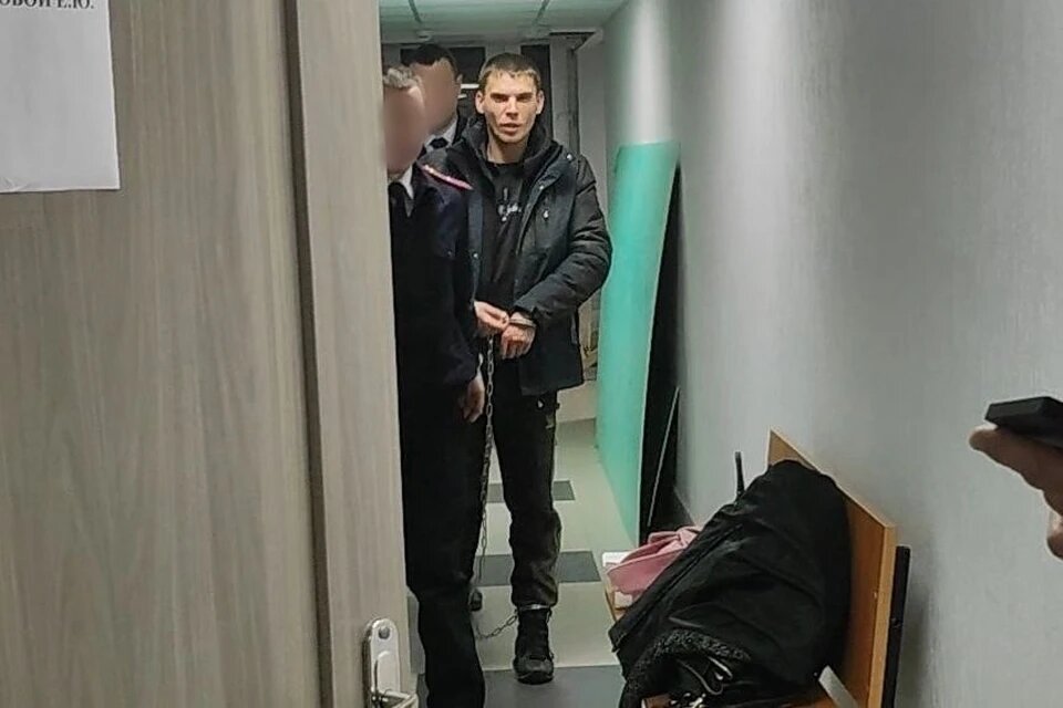 Романа К. привели в зал в кандалах под конвоем.
Фото: Наталья АРТЯКОВА.