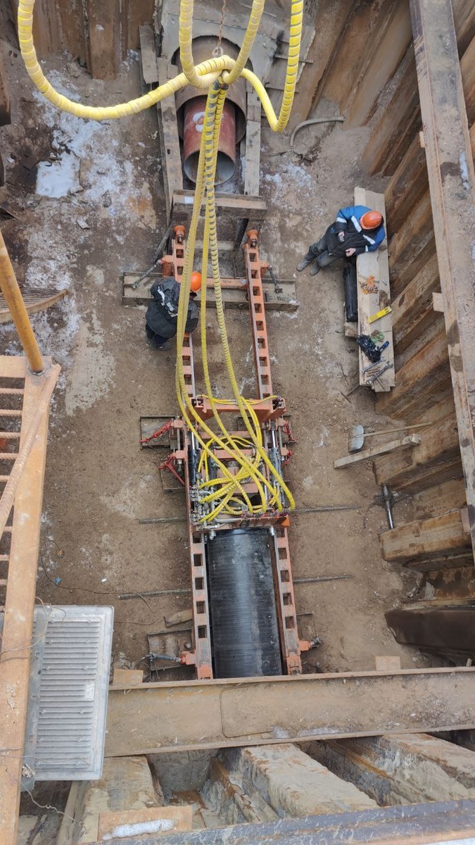 На фото МНБШ-600 прокладывает стеклокомпозитную трубу диаметром 719 мм, выдавливая стальную обсадную трубу Д=720 мм в приемный котлован. 