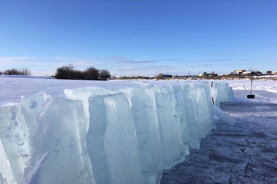    В Усть‑Илимске предпринимателя оштрафовали за незаконный забор льда для «ледового» городка. Фото: Байкальская межрегиональная природоохранная прокуратура