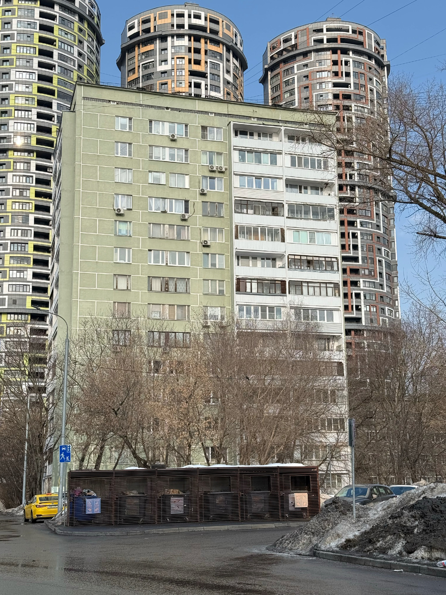 Дом поближе со стороны улицы Шверника, 2006. Фото моё.