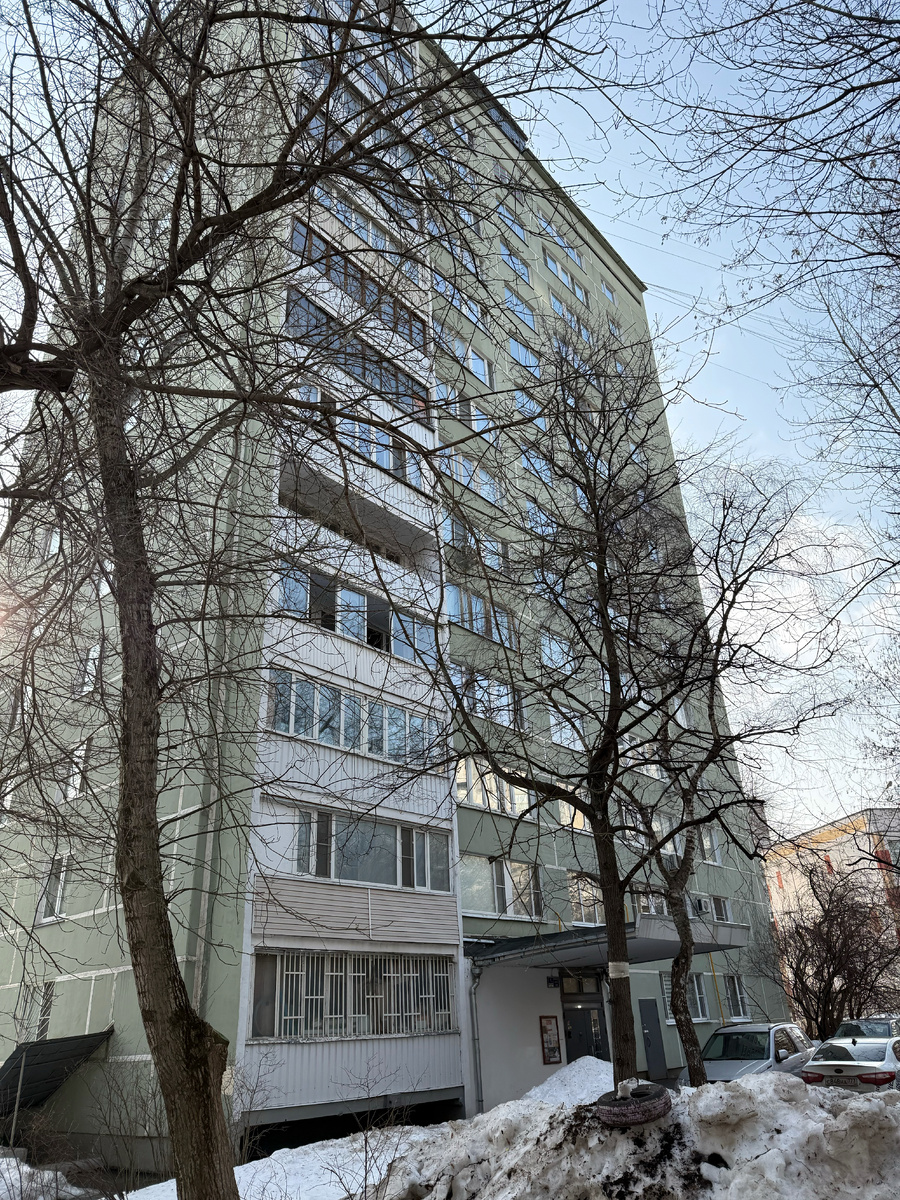 Фасад здания со стороны подъезда, 2026. Фото моё.