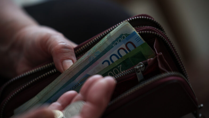 В РТ поймали курьера, помогавшего аферистам обогатиться на 1,5 млн за счет пенсионера