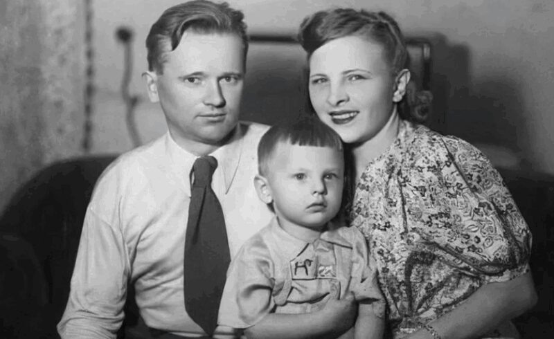    Юрий Антонов в детстве с родителями: начало непростого пути к мечте.