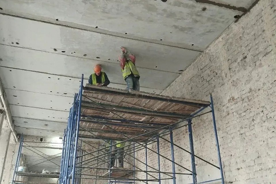    Петербургские строители восстанавливают Центральный ЗАГС в Мариуполе. Фото: АГО Мариуполь
