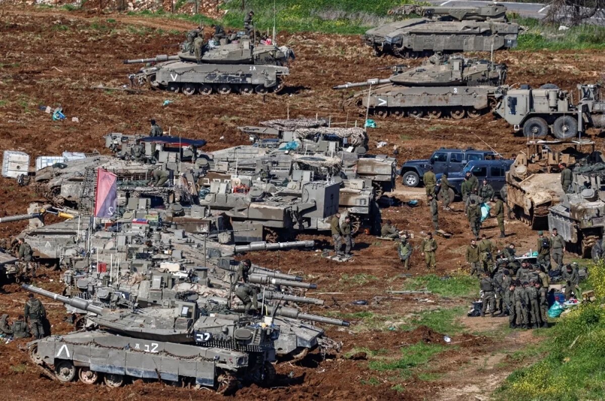    Израильские солдаты на израильско-ливанской границе.