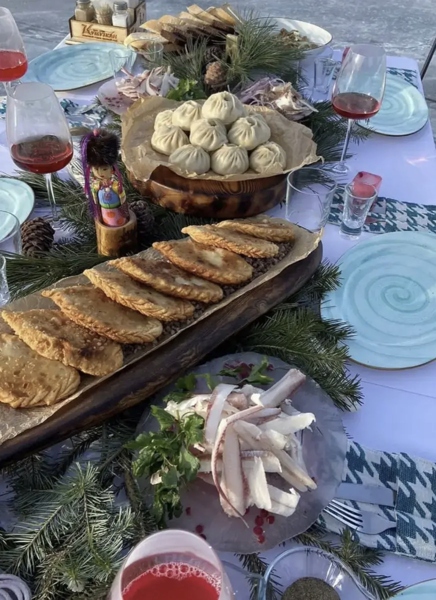 Гастрономический обед на льду Байкала. Фото автора. 