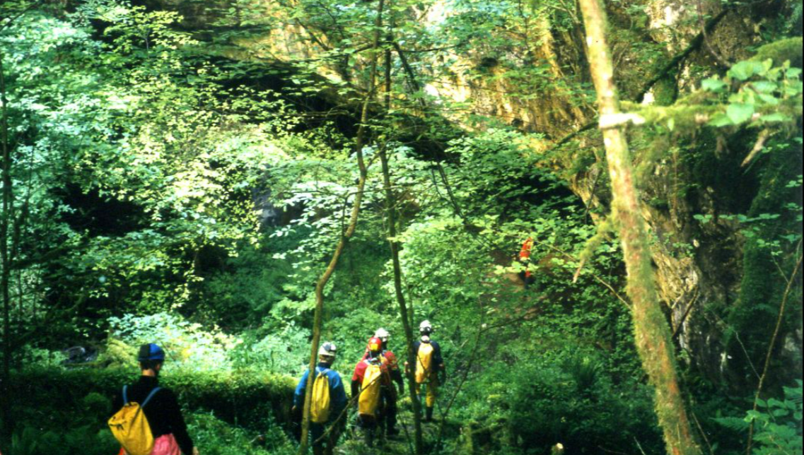 Группа спелеологов спускается по ущелью ко входу в пещеру, 1996 год. 