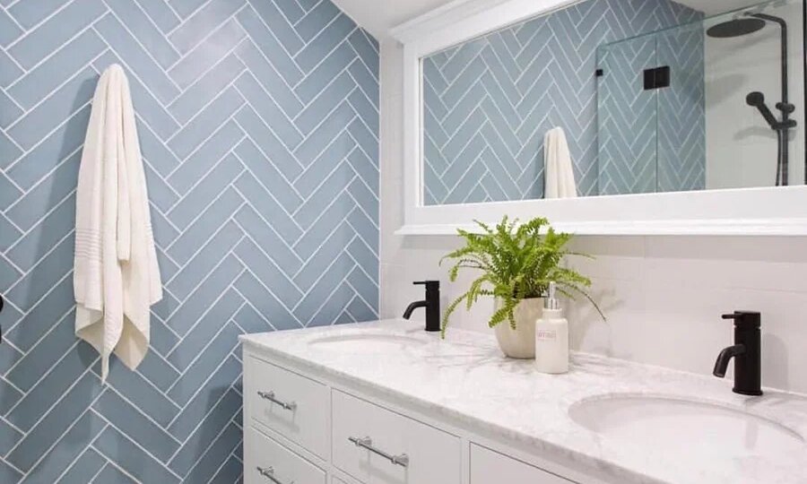 Выбираем идеальную плитку для маленькой ванной: стили и цвета