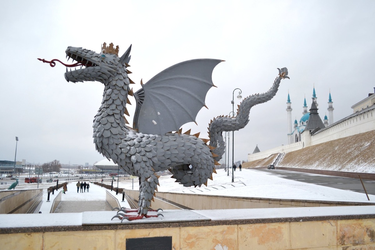 Зилант под стенами Казанского Кремля, созданный к тысячелению Казани и украшающий вход на станцию метро "Кремлевская" (листайте галерею)