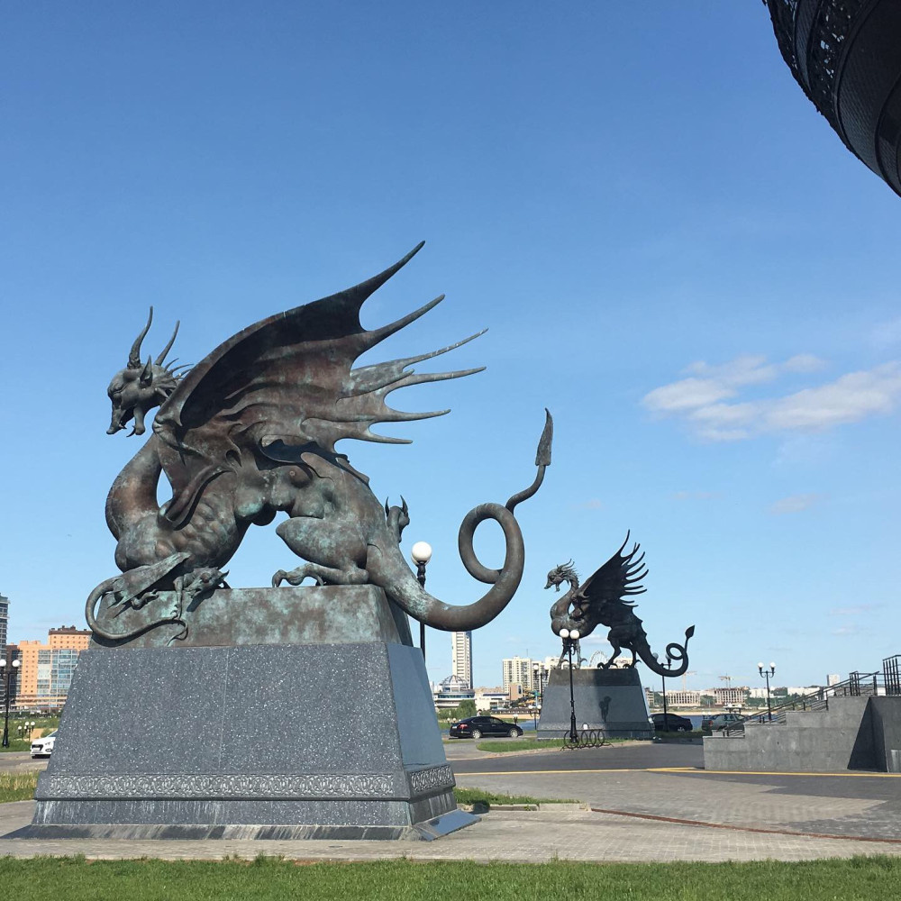 Драконы (зиланты) вокруг Центра семьи "Казань" (Центрального ЗАГСа города) охраняют семейное счастье новобрачных
