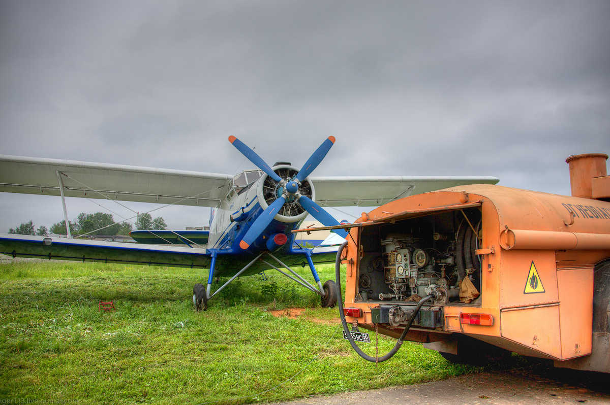 Заправка Ан-2 (фото: https://igor113.livejournal.com/)