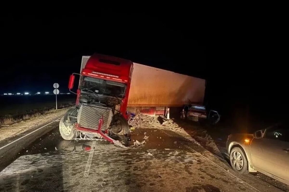    Четверо человек пострадали в столкновении грузовика и легковушки в Крыму