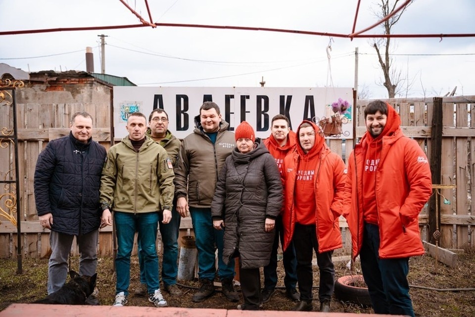    Команда Народного фронта показала московским экспертам восстановление Авдеевки. Фото: ТГ-канал руководителя НФ в ДНР Сергея Самохина