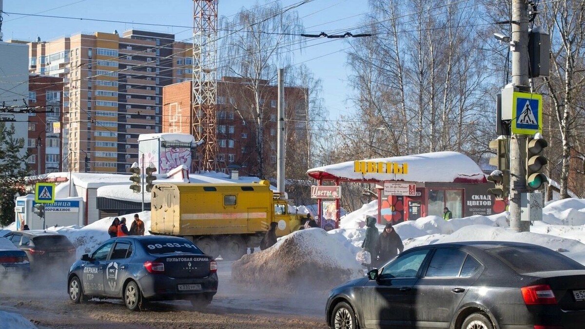    Потоки воды на улице 30 лет Победы в Ижевске, снимки нашего подписчика, 10.03.2026   udm-info.ru