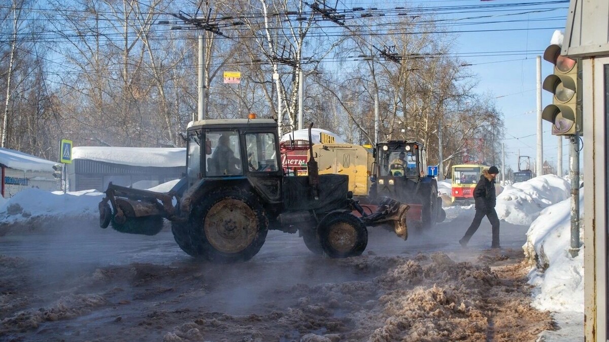    Потоки воды на улице 30 лет Победы в Ижевске, снимки нашего подписчика, 10.03.2026   udm-info.ru