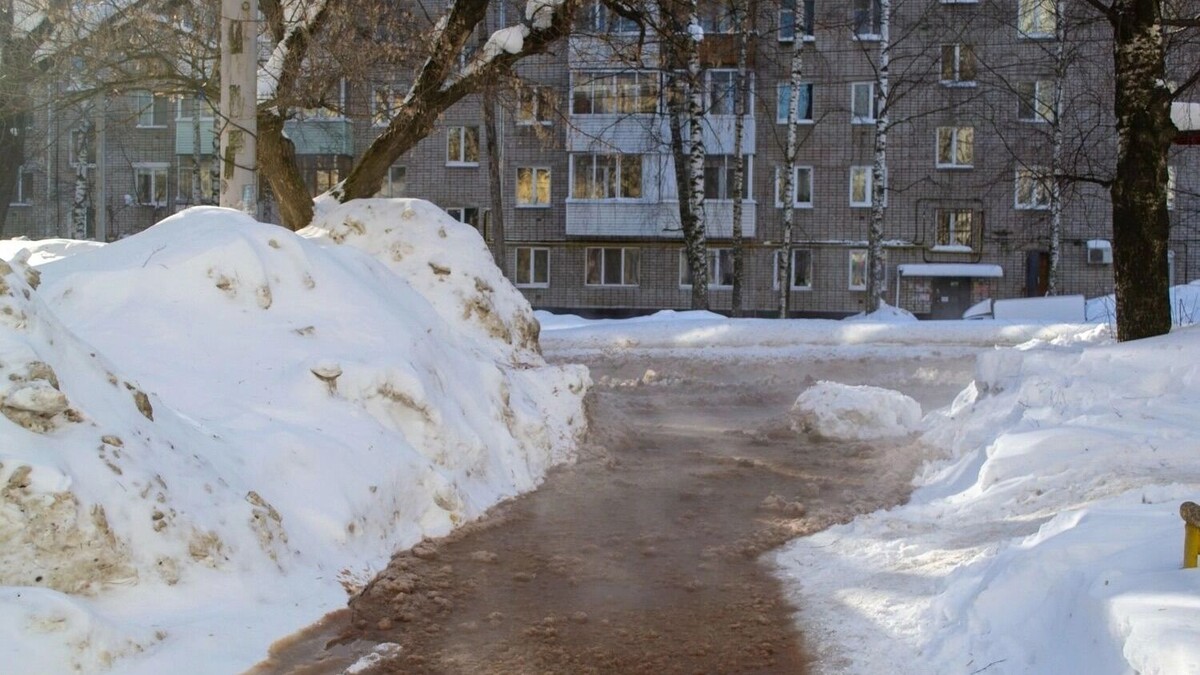    Потоки воды на улице 30 лет Победы в Ижевске, снимки нашего подписчика, 10.03.2026   udm-info.ru