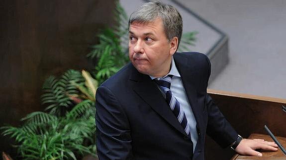 Скрысил почти 30 миллиардов и свалил за границу