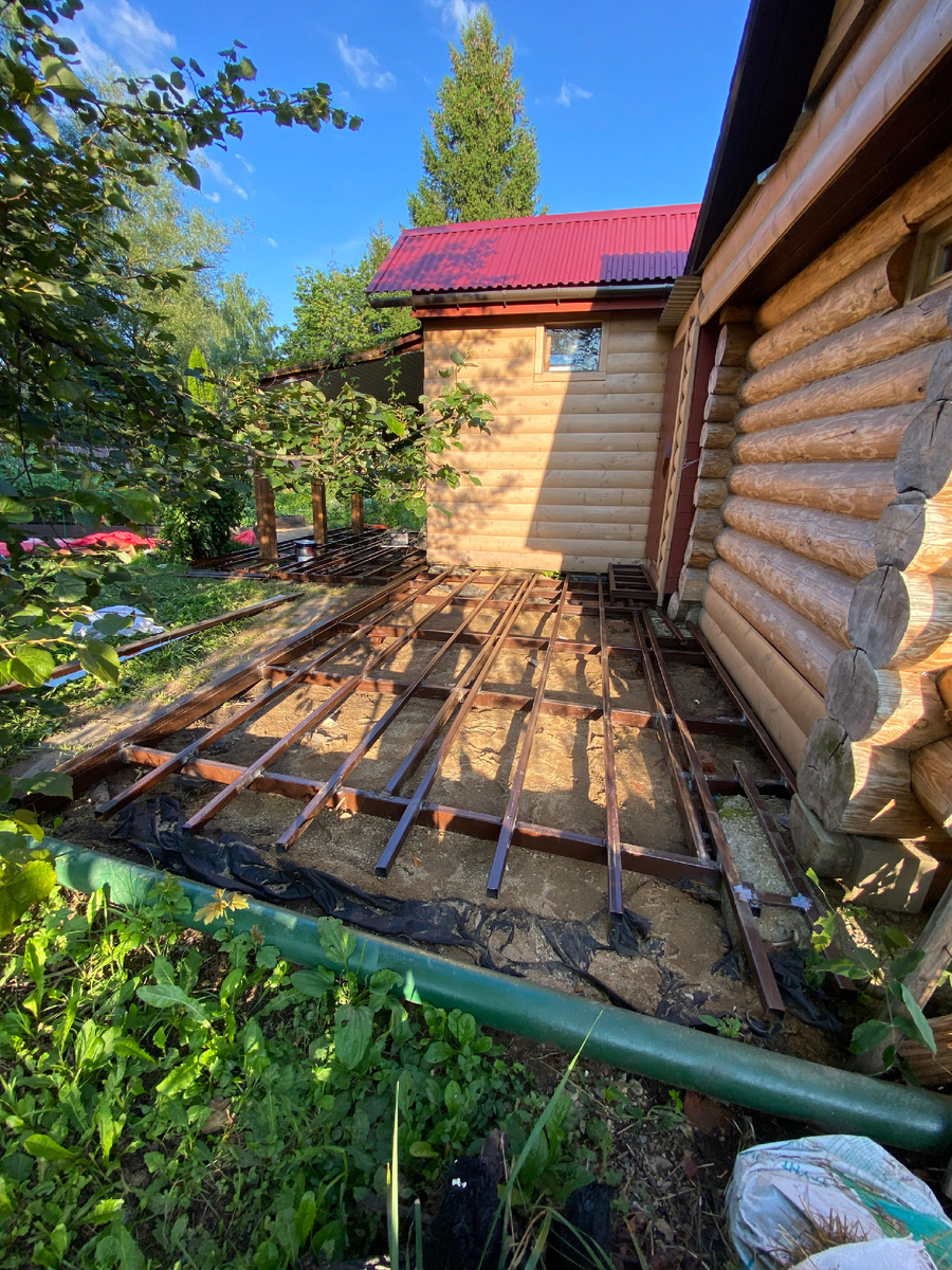 свайно-металлический каркас для укладки доски дпк. Выполнен в два слоя (для жесткости), вначале обвязаны сваи между собой первым слоем металла - затем уже выставлена обрешетка.