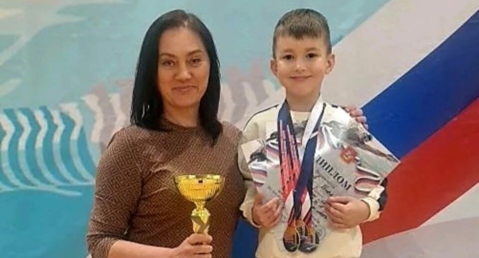    Тренер по плаванию Фролова с одним из воспитанников / пресс-служба администрации Павлово-Посадского г. о.