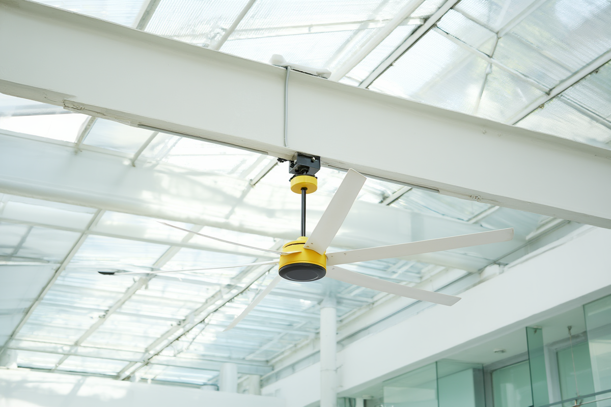 Большой потолочный вентилятор