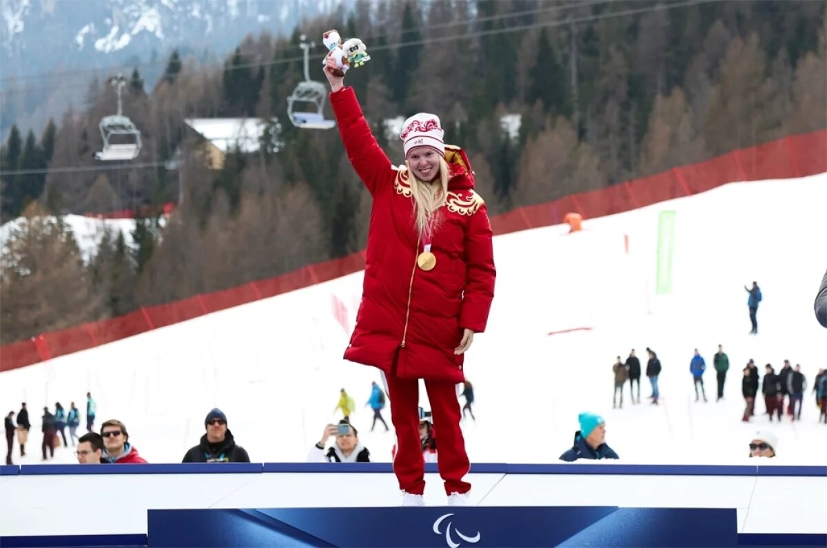    Варвара Ворончихина, завоевавшая золотую медаль в супергиганте среди женщин на соревнованиях по горнолыжному спорту XIV зимних Паралимпийских игр в Кортина-д’Ампеццо, на церемонии награждения.