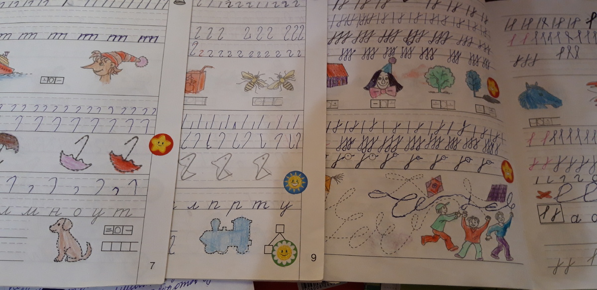 Нвйдите наклейки в прописях.