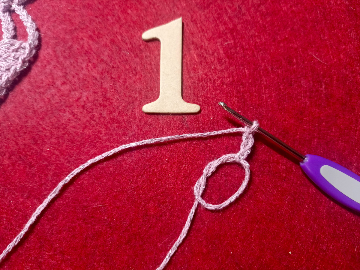 Итак в петлю амигуруми провязываю 3 воздушные петли.