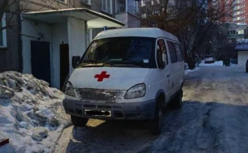 Ни пройти ни проехать: фейковая машина «скорой» заблокировала проход жителям многоквартирного дома