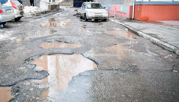 В Оренбурге растаял снег, и дороги явили себя во всей своей красе. Фото: Александр Горбунов, 1MI