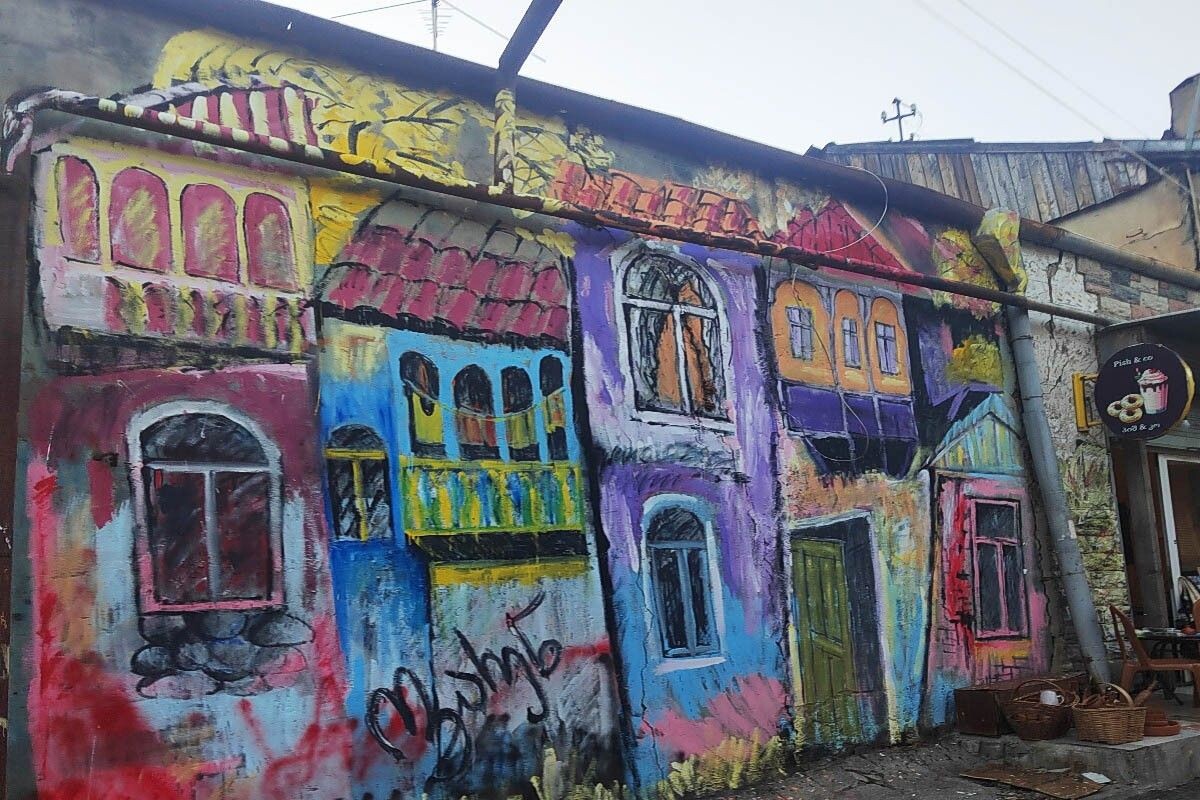 Ветхие здания в Тбилиси часто покрывают граффити. Источник: личный архив Анастасии Уминской