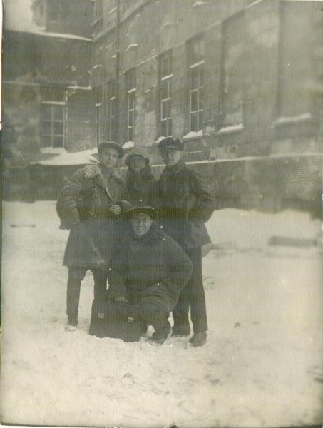 Во дворе МВТУ. Неизвестный автор, март 1930 года, г. Москва, МАММ/МДФ.
