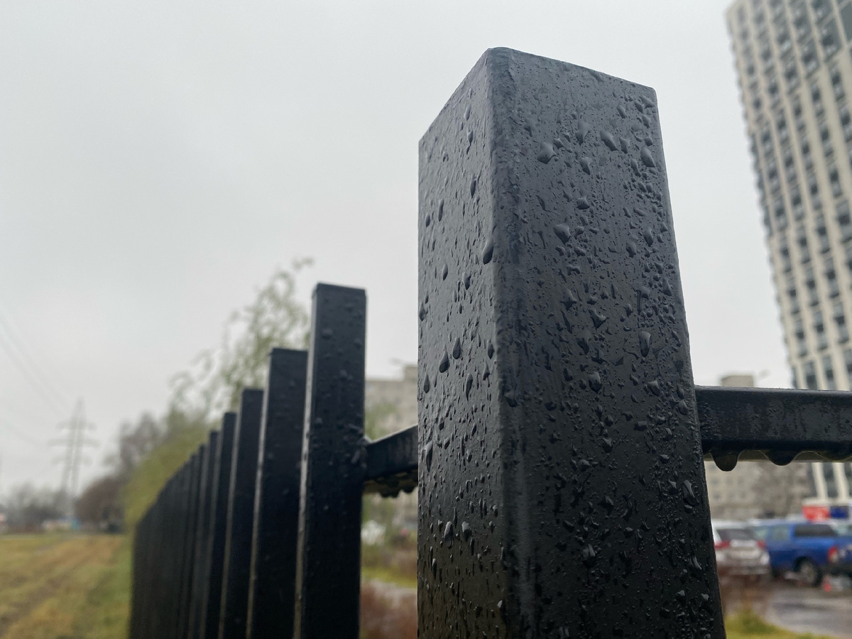 Сварной забор с коваными элементами на территории ЖК