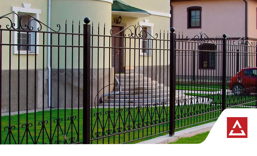 Кованый забор на территории частного дома
