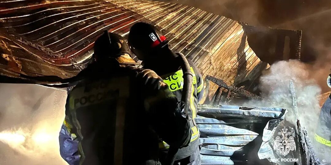 Ночной пожар уничтожил два жилых дома в центре Сочи