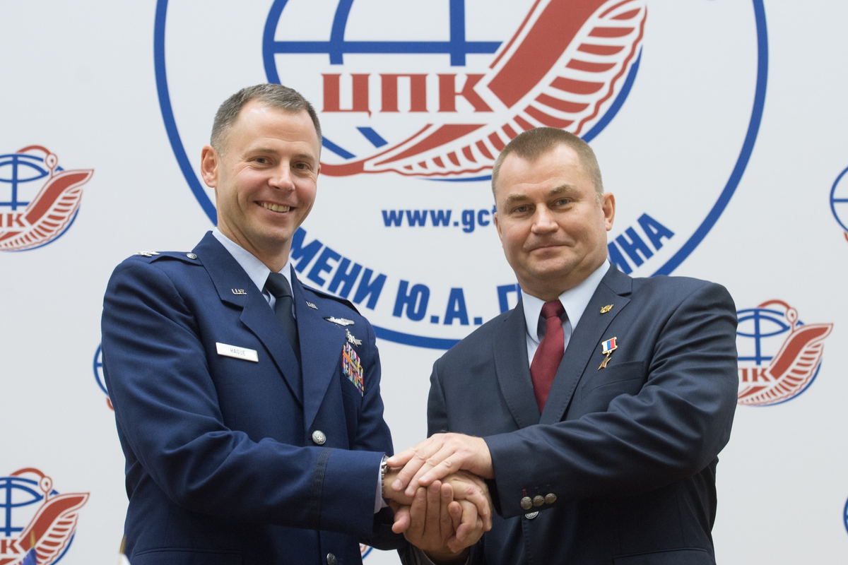 Основной экипаж ТПК «Союз МС-10»: Алексей Овчинин и Ник Хейг. Фото: ЦПК