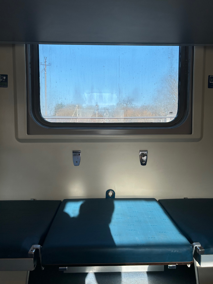 Обычный, но немного не привычный уже вид транспорта поезд похож в каждом регионе. 