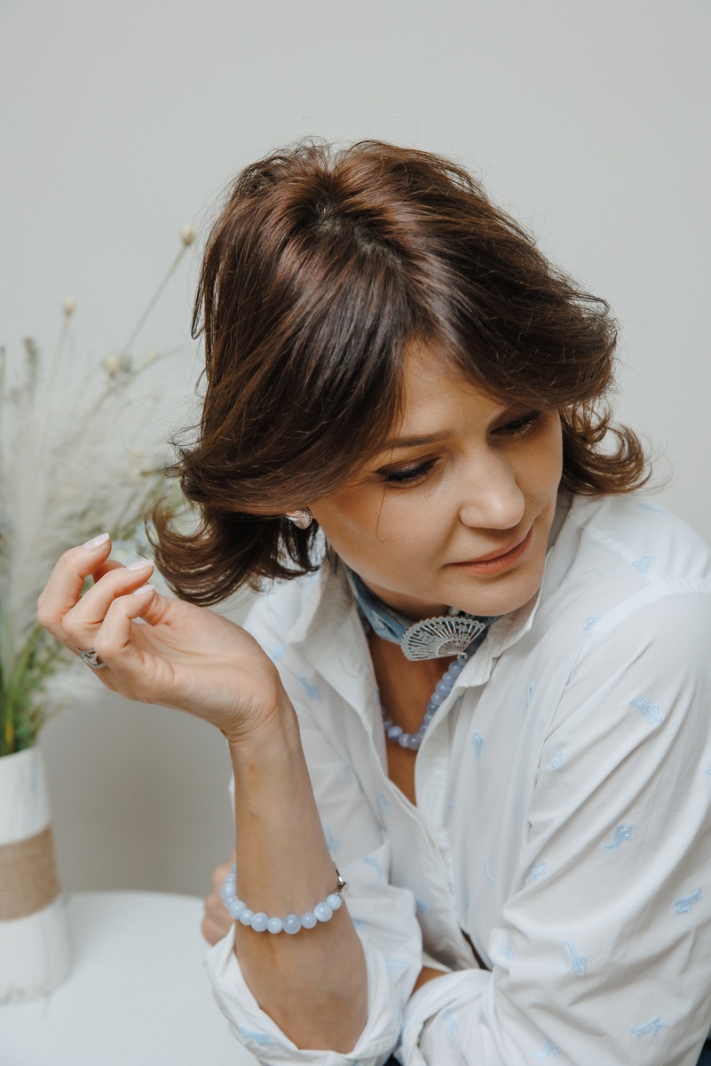 Бренд TRIORA, коллекция Япония: колье из голубого агата, дизайнерская брошь "Японский веер" и шелковый шарфик Твилли