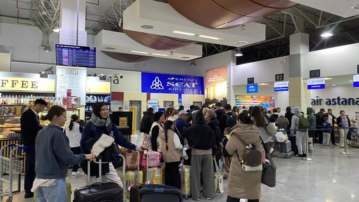 Вернувшиеся из стран ближнего Востока казахстанцы в аэропорту Актау / © Photo : РСК Мангистауской области