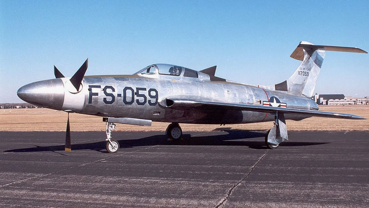 На фотографии: самый шумный в мире самолет, который выл громче грома Republic XF-84h Thunderscreech – американский турбовинтовой истребитель. Источник фото: Википедия, ru.wikipedia.org.