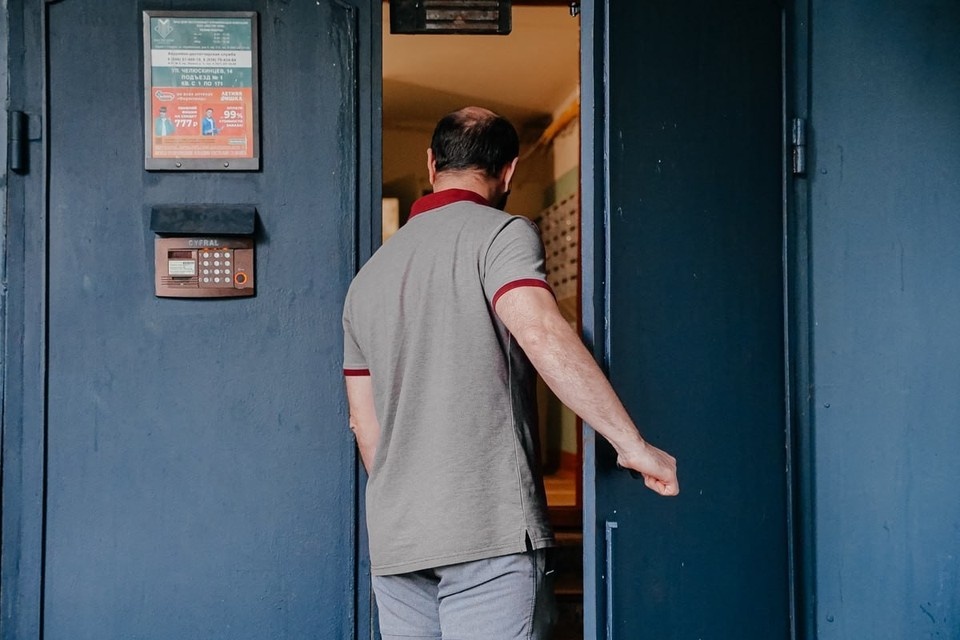    Злоумышленники звонят или пишут жильцам, сообщают о модернизации оборудования и просят продиктовать код из СМС для «подтверждения» или «привязки ключей» Светлана МАКОВЕЕВА