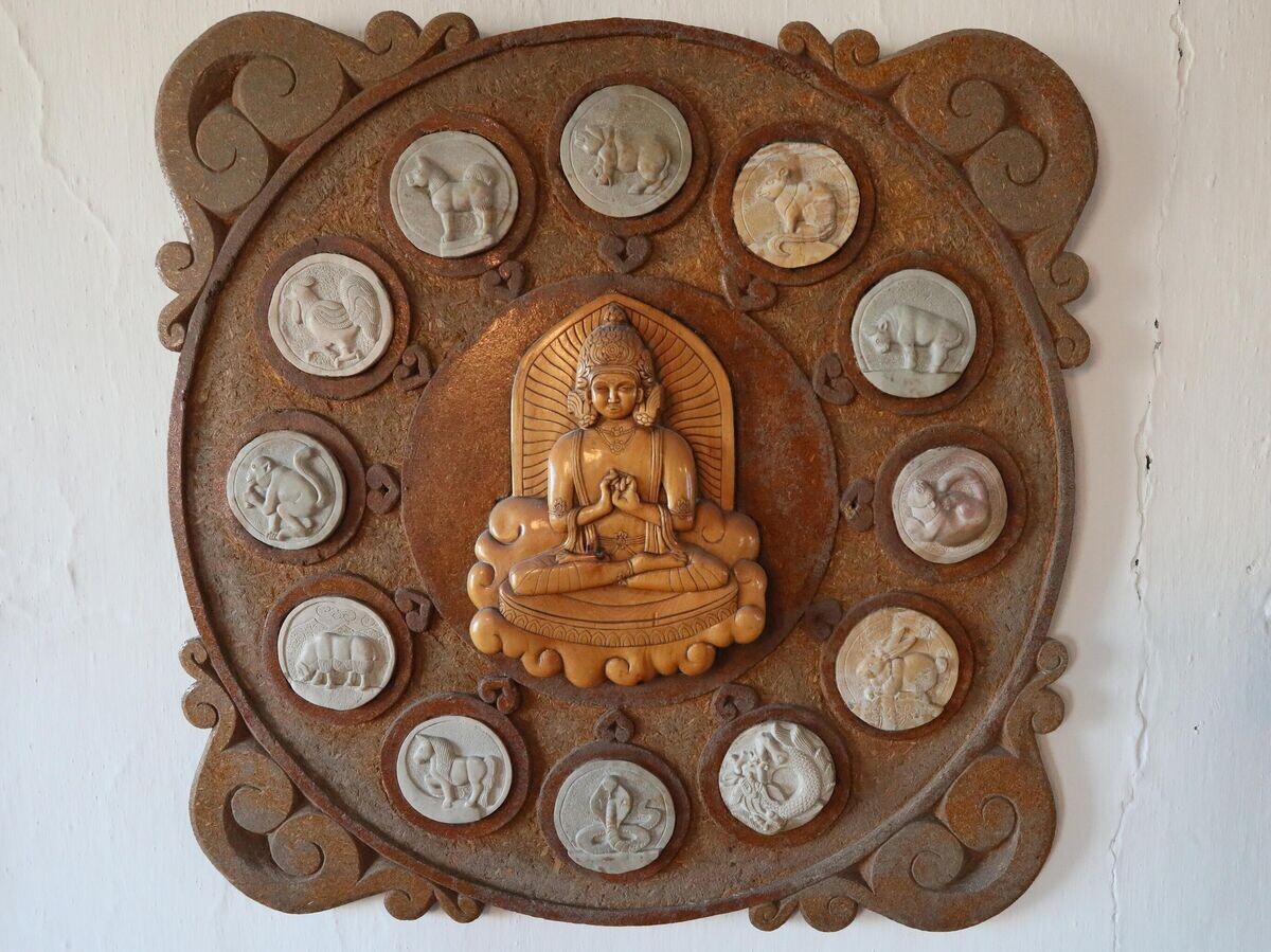    Восточный гороскоп с фигурками из камня агальматолита на стене | © РИА Новости / Илья Наймушин