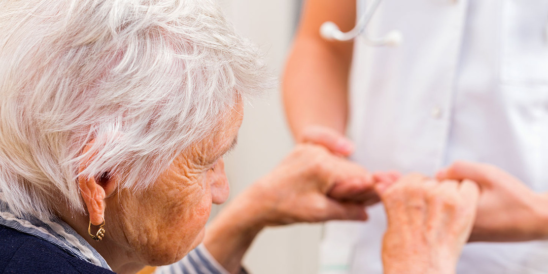 Адаптация пожилого человека в пансионате: что он чувствует в первые недели и как проходит привыкание