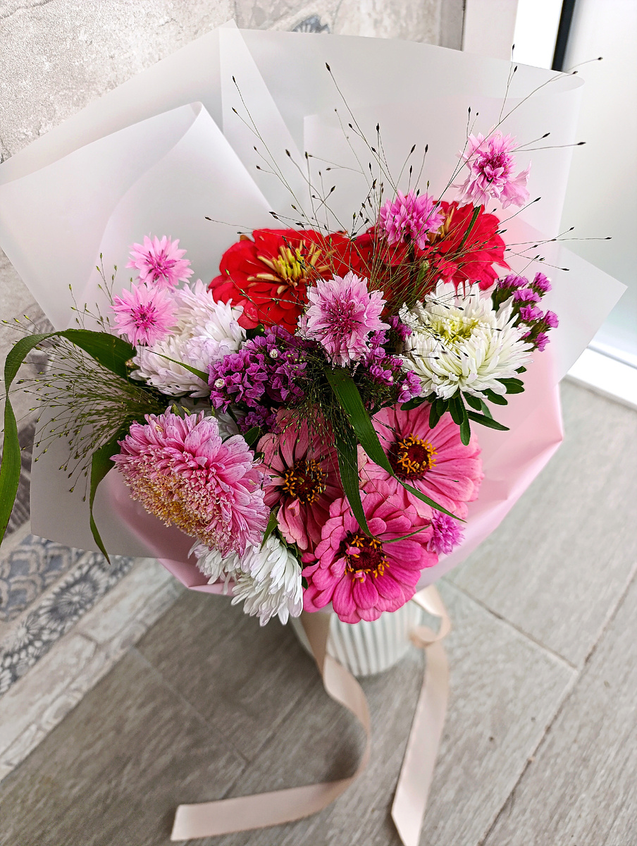 Подобные букеты продавала на 1 сентября