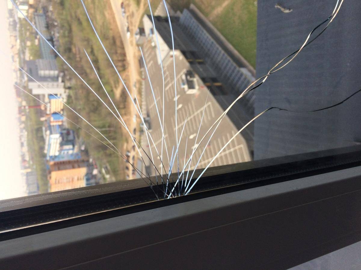 Трещина стекла в стеклопакете